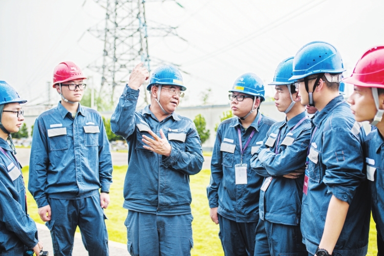 廣東電網(wǎng)東莞供電局變電管理二所檢修一班副班長何滿棠：“以匠人之心，守一畝三分地”