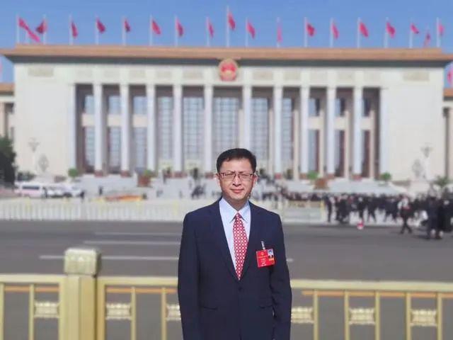 加快推動(dòng)新能源行業(yè) 與人工智能融合創(chuàng)新——訪全國(guó)人大代表、樂山太陽(yáng)能研究院院長(zhǎng)姜希猛
