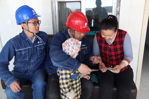阿拉善電業(yè)局電力宣傳進(jìn)家門，客戶服務(wù)零距離