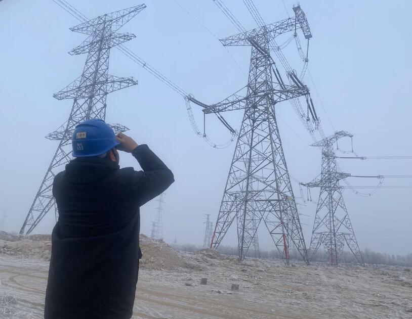內(nèi)蒙古烏海超高壓供電公司防污除閃，寒冬堅守一線