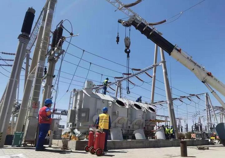 吊罩成功！主變大修工程為“綠色電”保駕護航