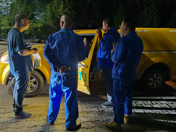 烏海市千里山供電公司千鋼供電所黑夜中的孤勇者，背抵黑暗守護光明
