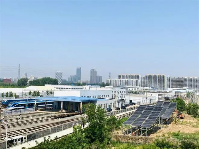 全國首個！英利集團“光伏+鐵路”示范項目順利并網