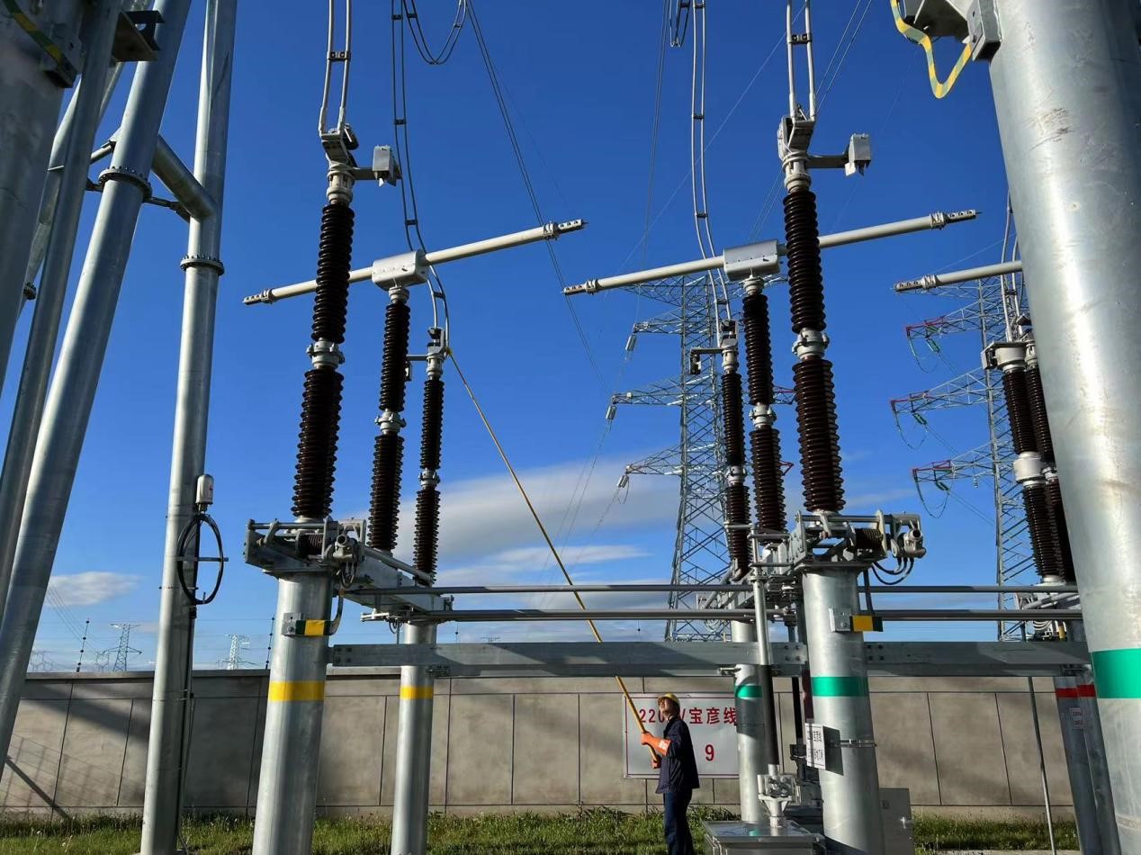 錫林郭勒超高壓供電公司圓滿完成塔寶I、II線間隔啟動(dòng)工作