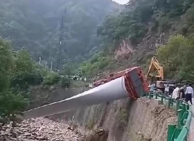 陜西寶雞隴縣：80米風(fēng)電扇葉運(yùn)輸車(chē)歪倒，正救援