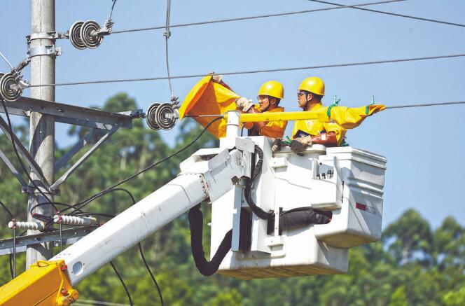 四川廣安：40攝氏度，他們帶電作業(yè)