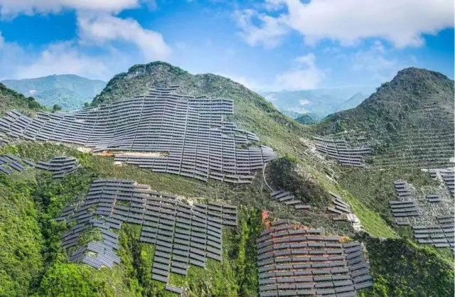 全國(guó)首例！吉電股份“大容量、高坡度”集中式山地光伏項(xiàng)目并網(wǎng)