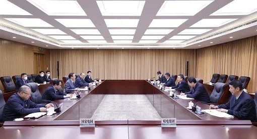 國家電網董事長、黨組書記辛保安與哈電集團董事長、黨委書記曹志安會談