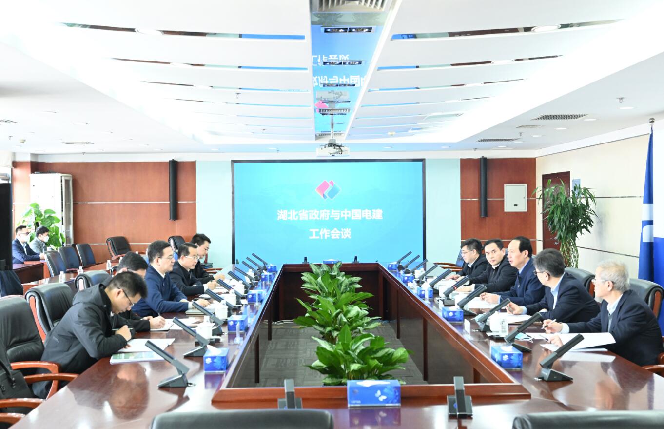 中國(guó)電建黨委書記、董事長(zhǎng)丁焰章與湖北省副省長(zhǎng)盛閱春會(huì)談