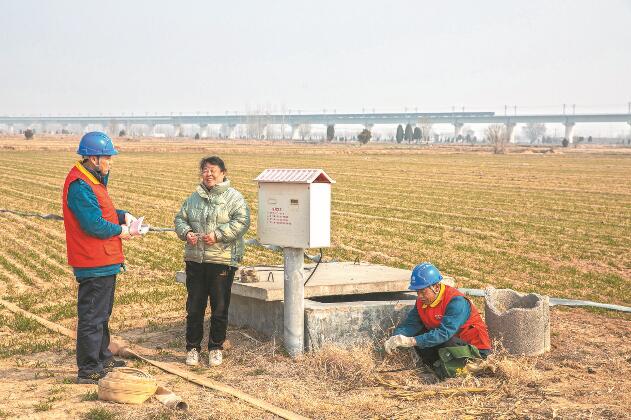 山東省梁山縣：黃河灘區(qū)上，井在地頭，電到井口