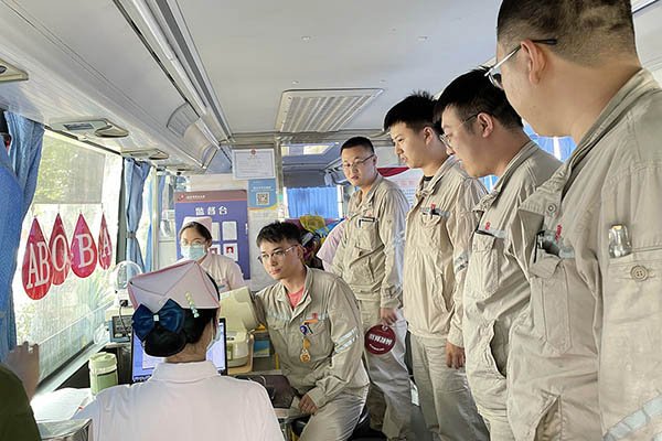 臨汾熱電公司組織“熱血與大愛同流，真情與奉獻(xiàn)同行”無(wú)償獻(xiàn)血活動(dòng)