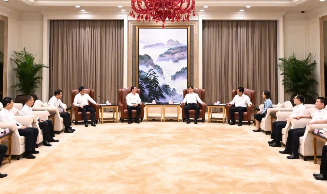 國家電網(wǎng)公司董事長、黨組書辛保安與福建省委書記周祖翼、省長趙龍會(huì)談