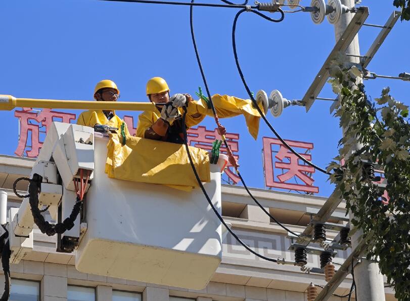 阿拉善供電公司迎夏峰帶電消缺，保醫(yī)電“汗”衛(wèi)民生