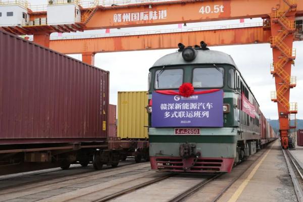 國產(chǎn)新能源汽車，坐火車“出?！?