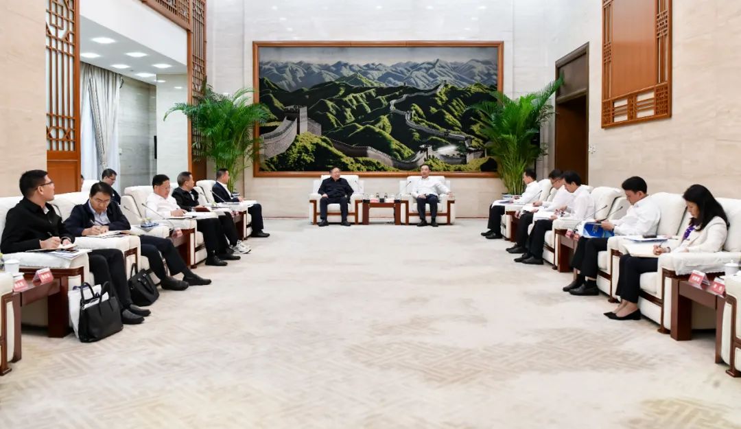 大唐集團(tuán)有限公司黨組書(shū)記、董事長(zhǎng)鄒磊與廣西壯族自治區(qū)國(guó)資委黨委書(shū)記秦如培會(huì)談