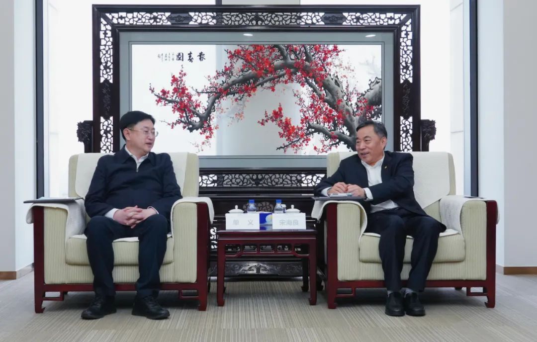 中國(guó)能建黨委書記、董事長(zhǎng)宋海良與遼寧朝陽(yáng)市委書記單義、市長(zhǎng)老顏武會(huì)談