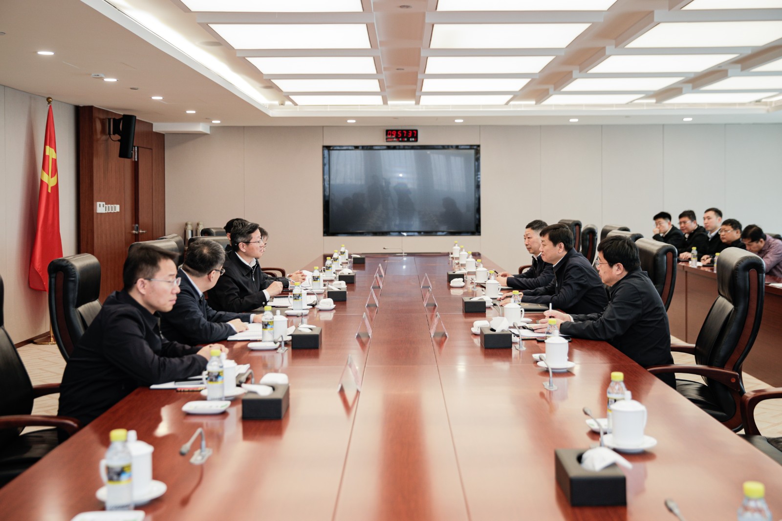 國家能源集團總經理、黨組副書記余兵會見衡水市委副書記、市長董曉航