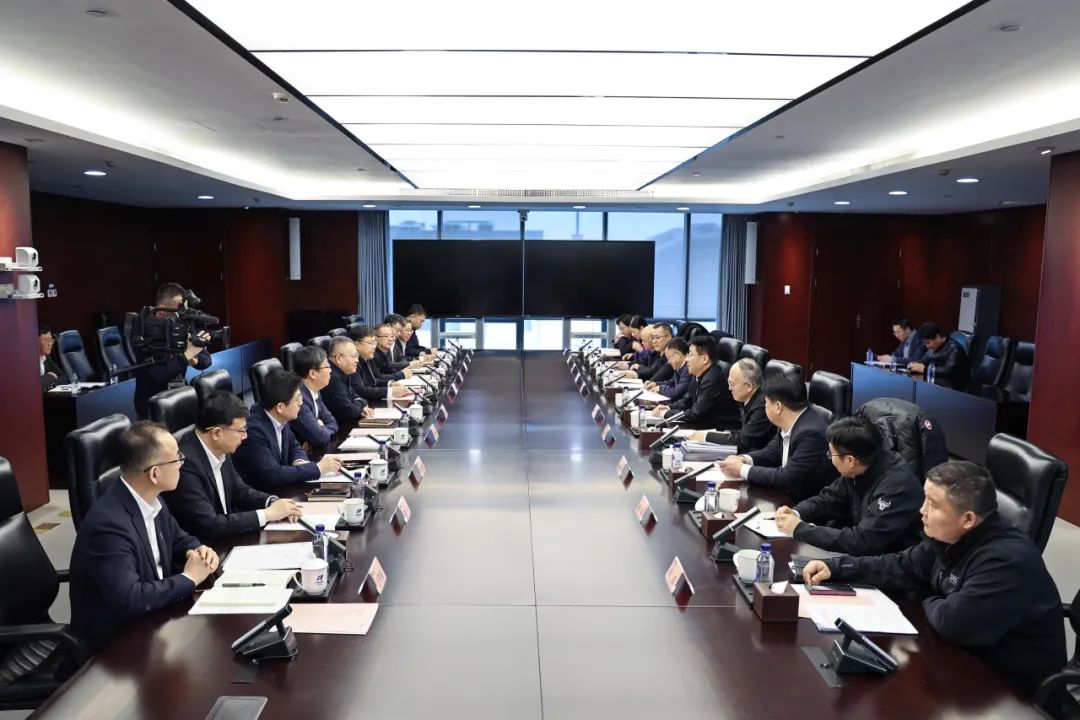 華電集團黨組副書記、總經理葉向東與北京市副市長高朋舉行會談