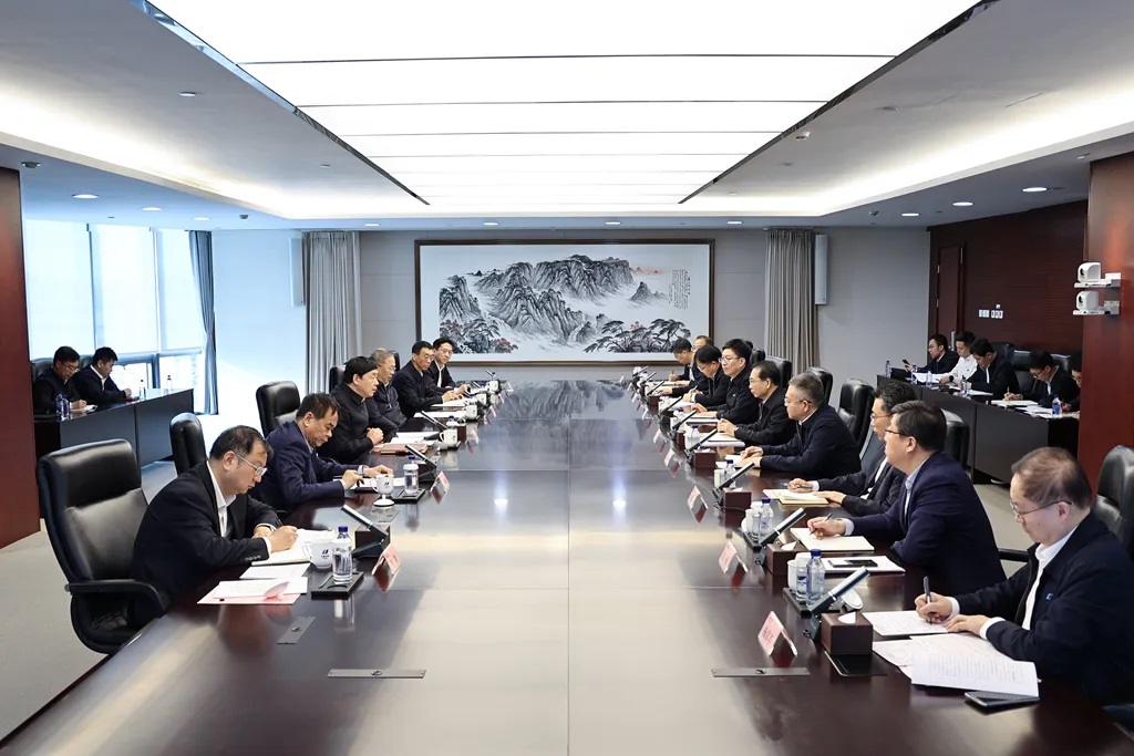 華電集團(tuán)董事長(zhǎng)江毅、總經(jīng)理葉向東與國(guó)家電網(wǎng)董事長(zhǎng)、黨組書記張智剛會(huì)談