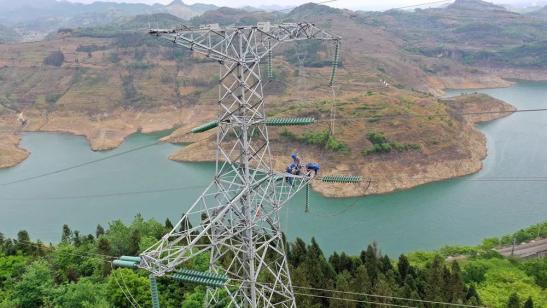 貴州興義供電局高空之上，用責任守護安全送去光明