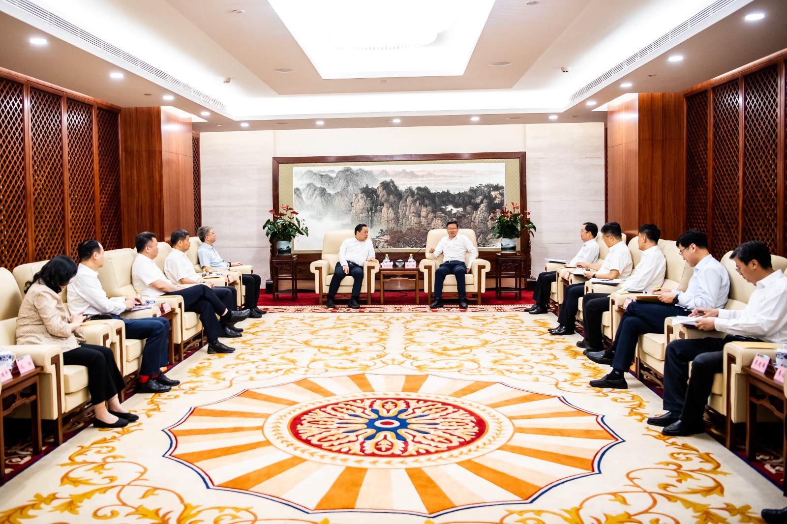 國家能源集團公司總經(jīng)理、黨組副書記余兵會見鎮(zhèn)江市委書記馬明龍一行