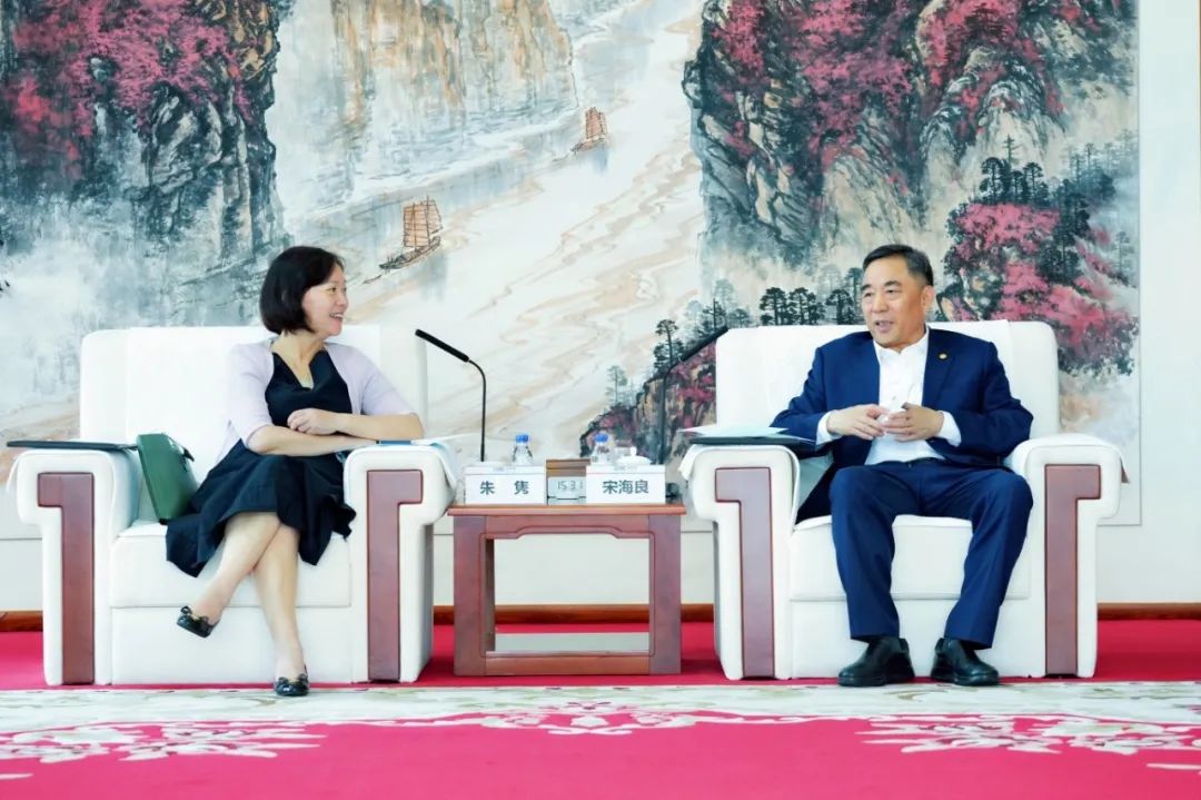 中國能建黨委書記、董事長(zhǎng)宋海良與絲路基金董事長(zhǎng)朱雋會(huì)談