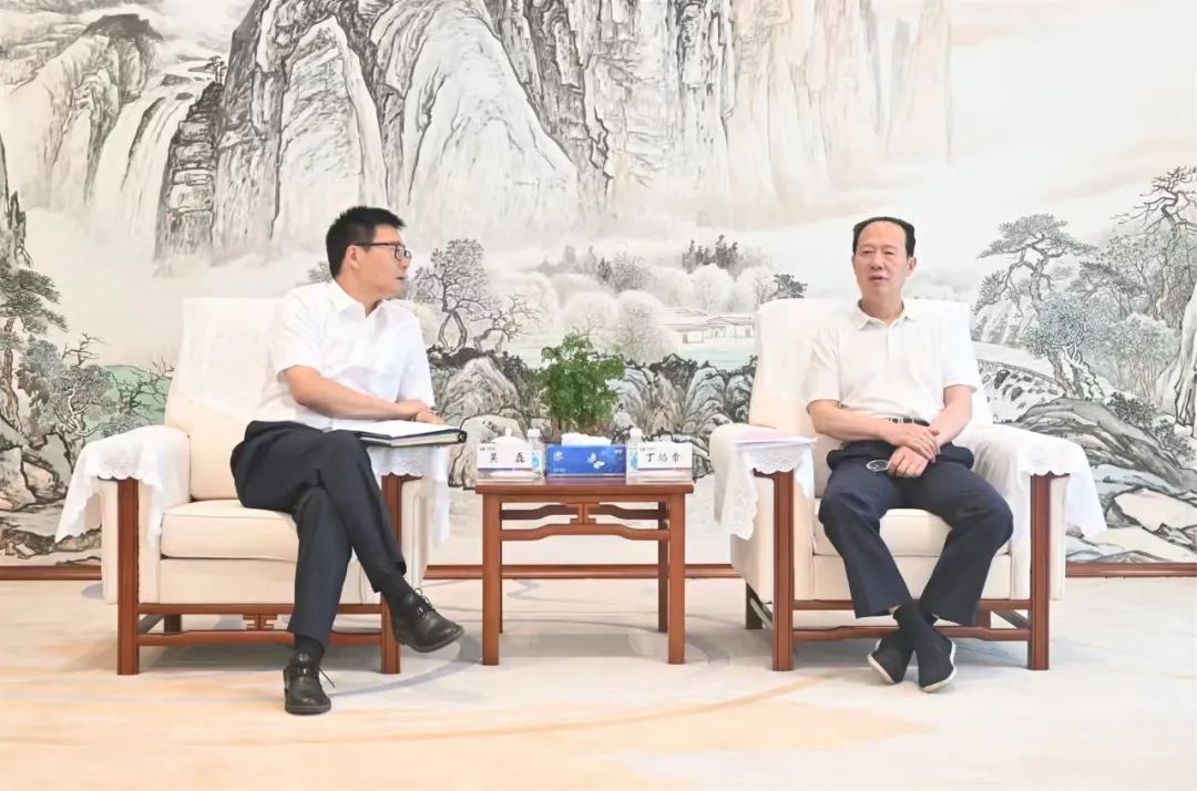 中國(guó)電建黨委書記、董事長(zhǎng)丁焰章與上海電氣集團(tuán)黨委書記、董事長(zhǎng)吳磊會(huì)談