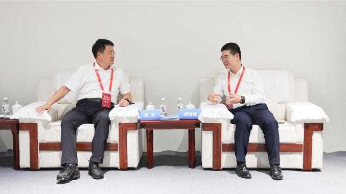 吳云與中國科學(xué)院院士、中國氫能聯(lián)盟戰(zhàn)略指導(dǎo)委員會委員、廈門大學(xué)教授鄭南峰座談