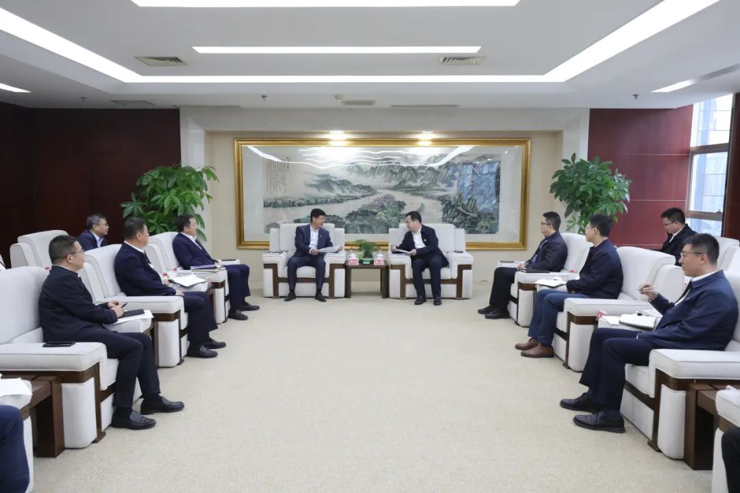 大唐四川公司黨委書(shū)記、董事長(zhǎng)梁華與中能建西南區(qū)域總部黨委書(shū)記、總經(jīng)理，中能建西南投資公司黨委書(shū)記、董事長(zhǎng)鄒小川會(huì)談
