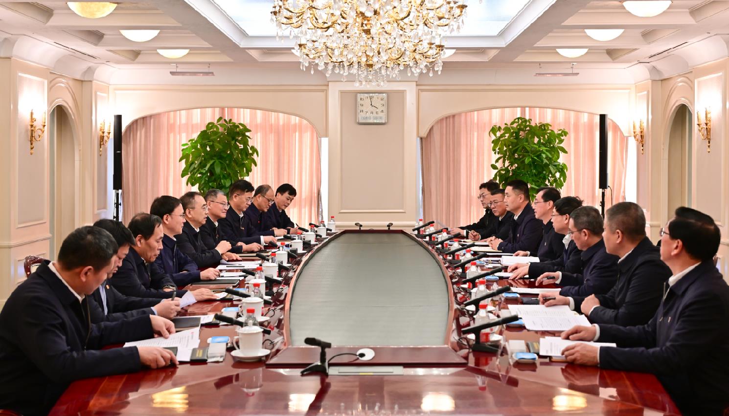 大唐集團(tuán)董事長鄒磊、總經(jīng)理張傳江與中國安能董事長陳奕輝、總經(jīng)理周慶豐會談