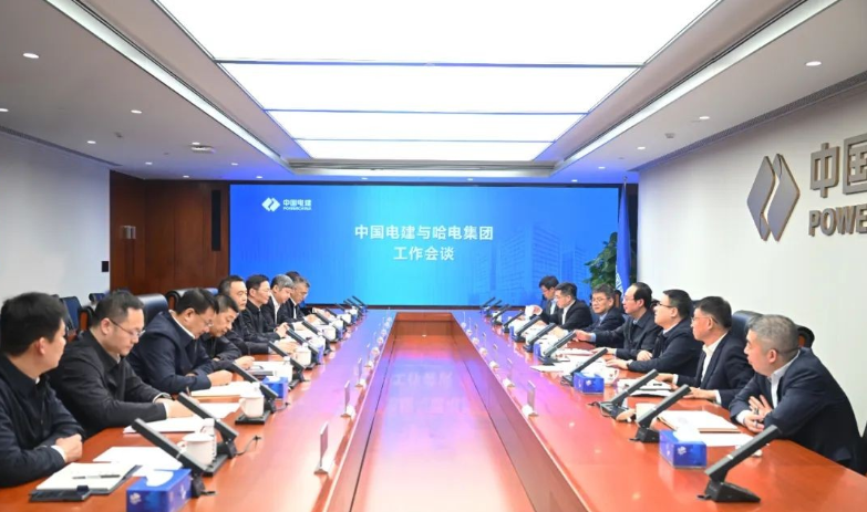 中國(guó)電建黨委書記、董事長(zhǎng)丁焰章與哈電集團(tuán)董