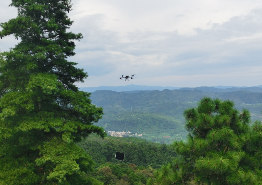 無人機“飛”越陡坡，山地光伏施工提速